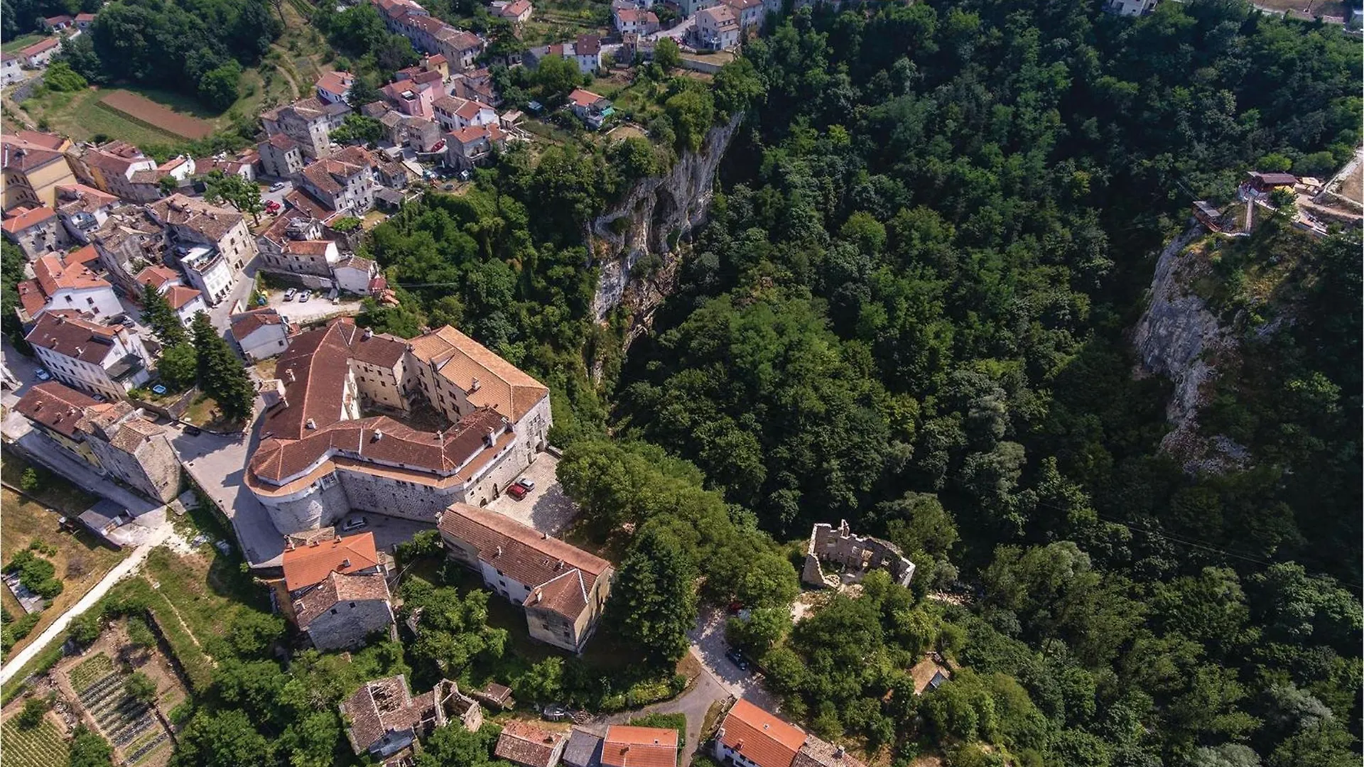 2 Bedroom Cozy Apartment In Veli Ježenj