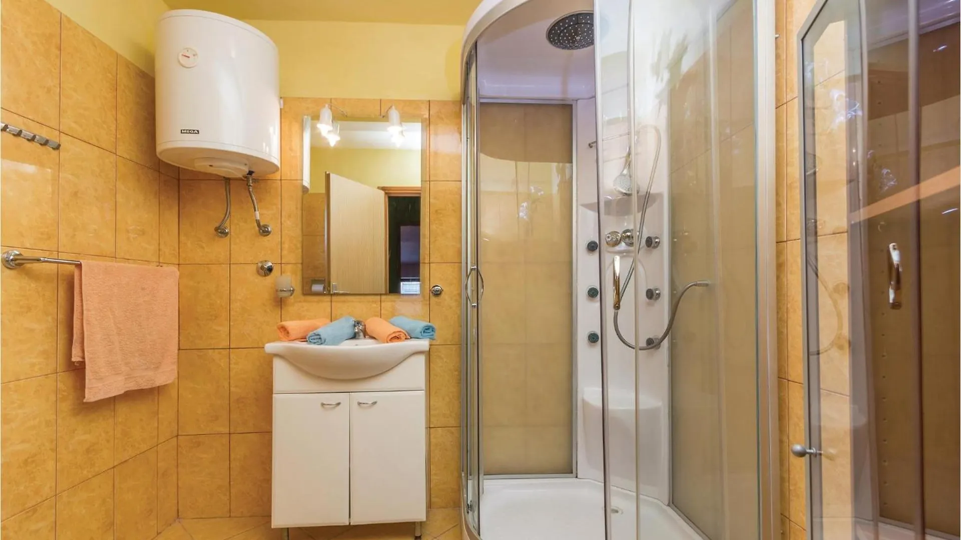 2 Bedroom Cozy Apartment In Veli Jezenj