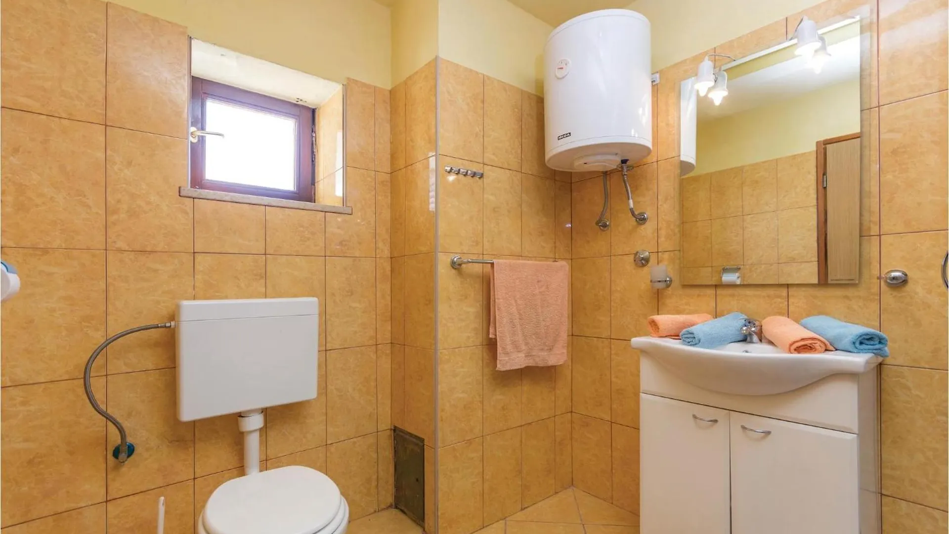 2 Bedroom Cozy Apartment In Veli Jezenj