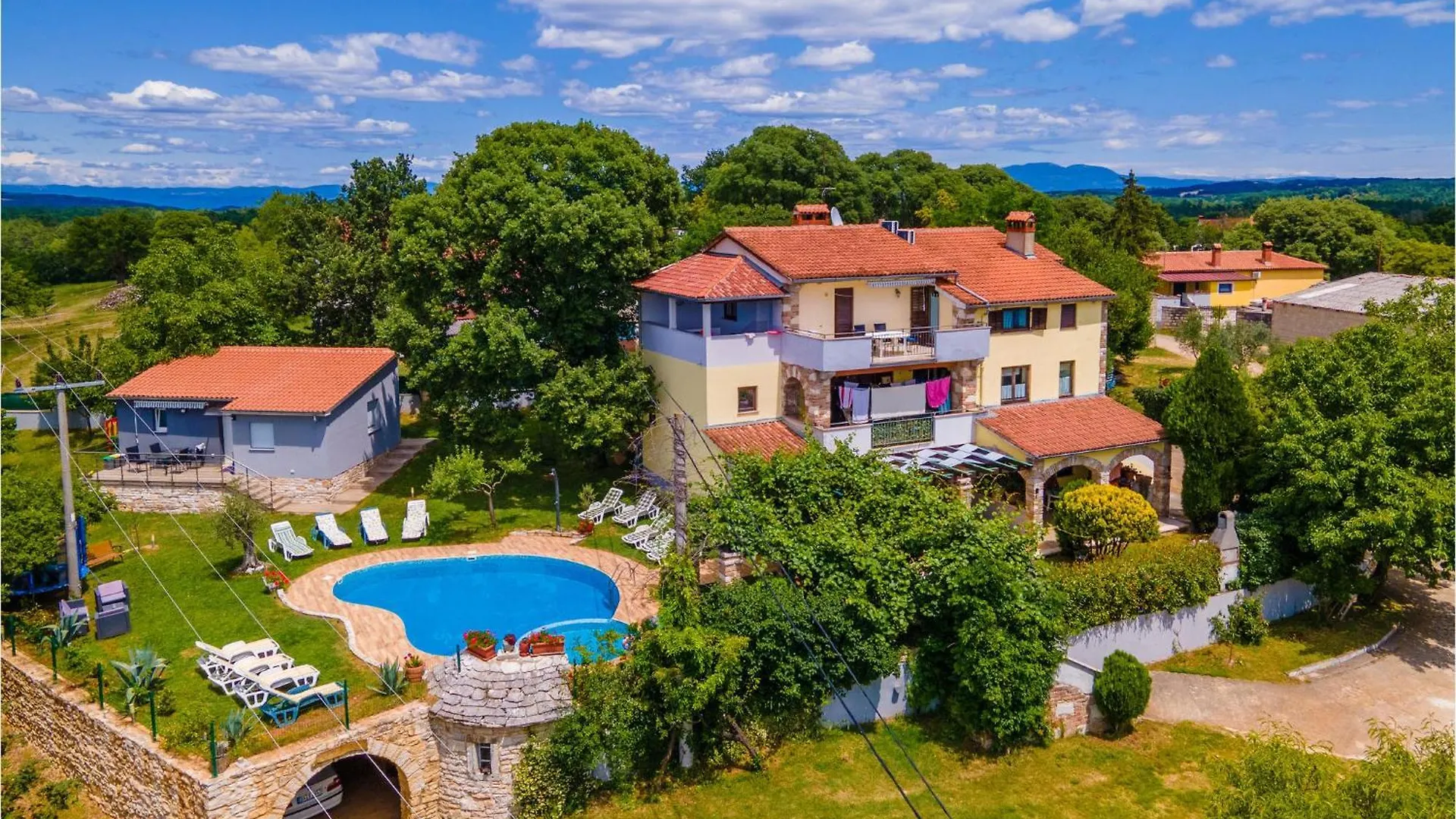 2 Bedroom Cozy Apartment In Veli Jezenj 0*,
