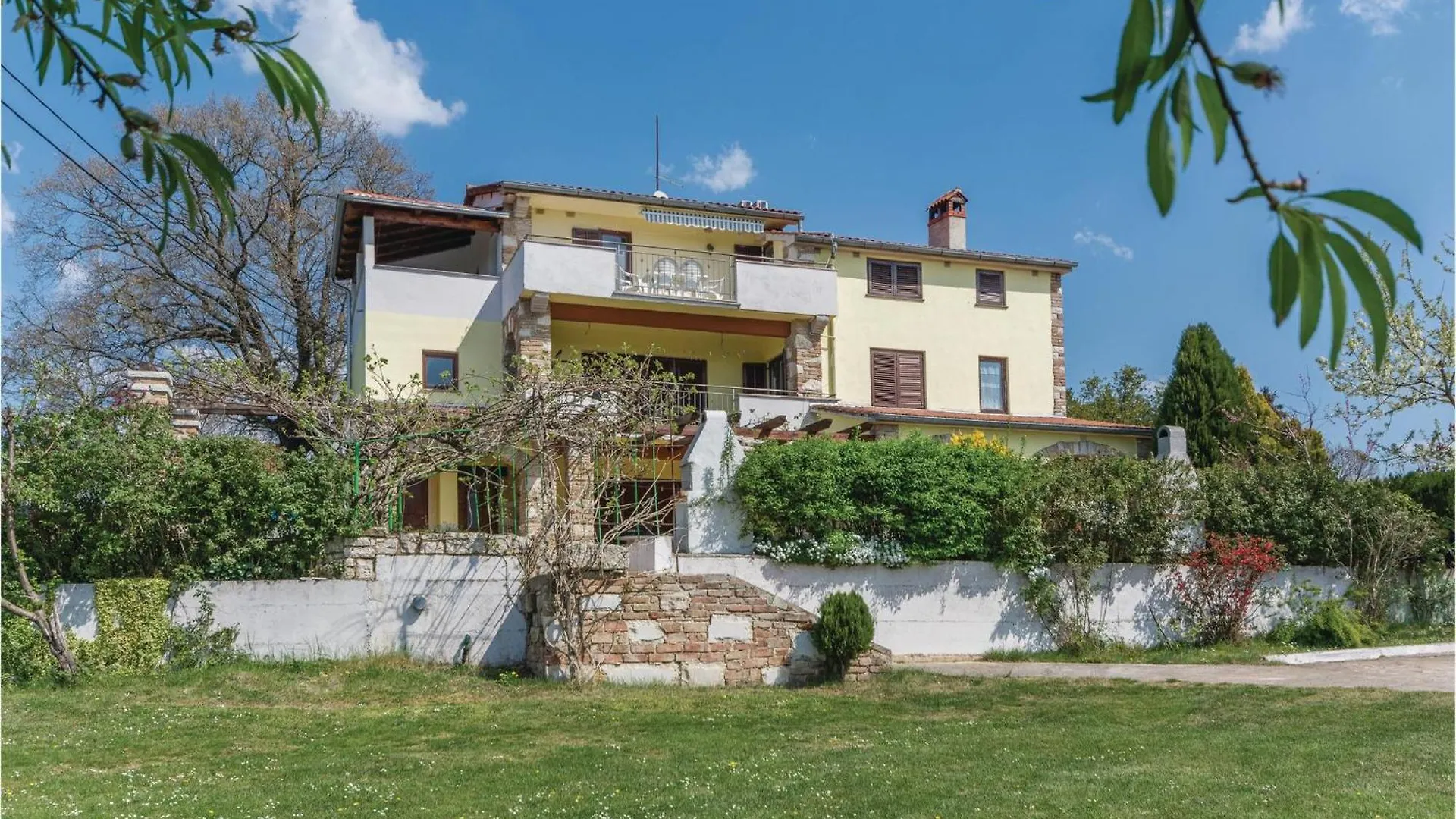 2 Bedroom Cozy Apartment In Veli Jezenj