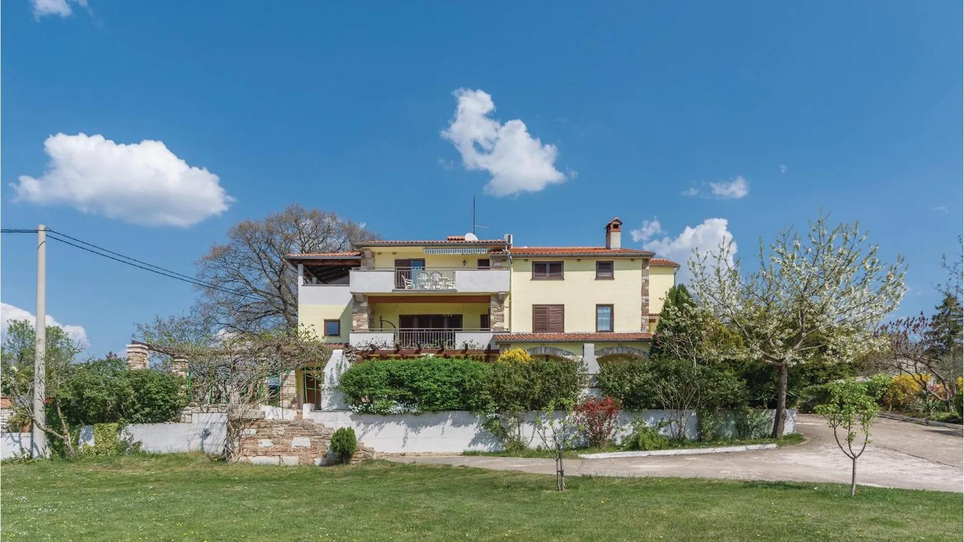 2 Bedroom Cozy Apartment In Veli Jezenj